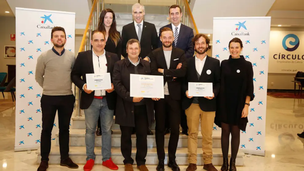 Ganador y finalistas de los Premios EmprendedorXXI, junto al conselleiro de Econom&iacute;a y el director territorial de Caixabank en Galicia.