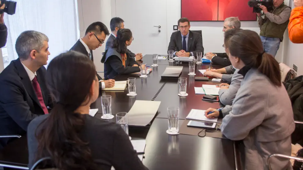 Reuni&oacute;n del presidente de la Xunta y el conselleiro de Econom&iacute;a con el consejero econ&oacute;mico y comercial de la Embajada china y representantes de varias empresas del gigante asi&aacute;tico./X.CRESPO.