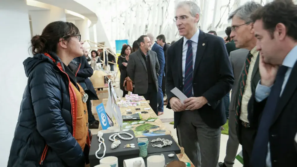 El conselleiro de Econom&iacute;a charla con una de las emprendedoras presente en el Encuentro de Espacios Coworking en la Cidade da Cultura.
