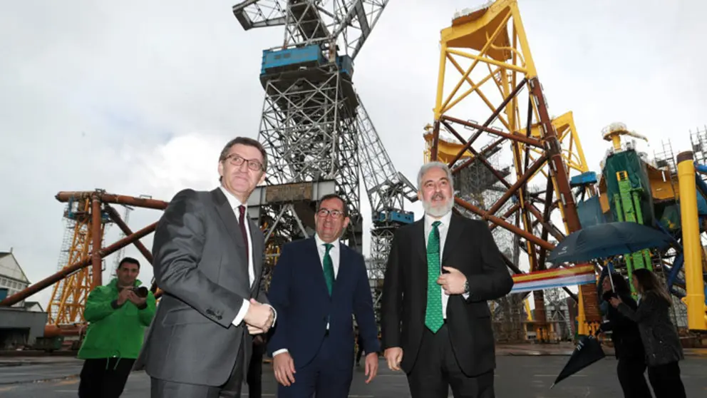 Los presidentes de la Xunta, Iberdrola y Navantia, delante de los jackets en el astillero de Fene./C.PAZ.