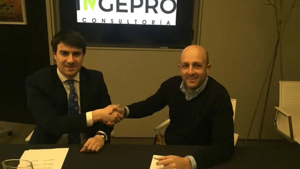 David Sobral y Francisco Cortegoso firmaron el acuerdo entre FEGAPE y Grupo ACEUVE.