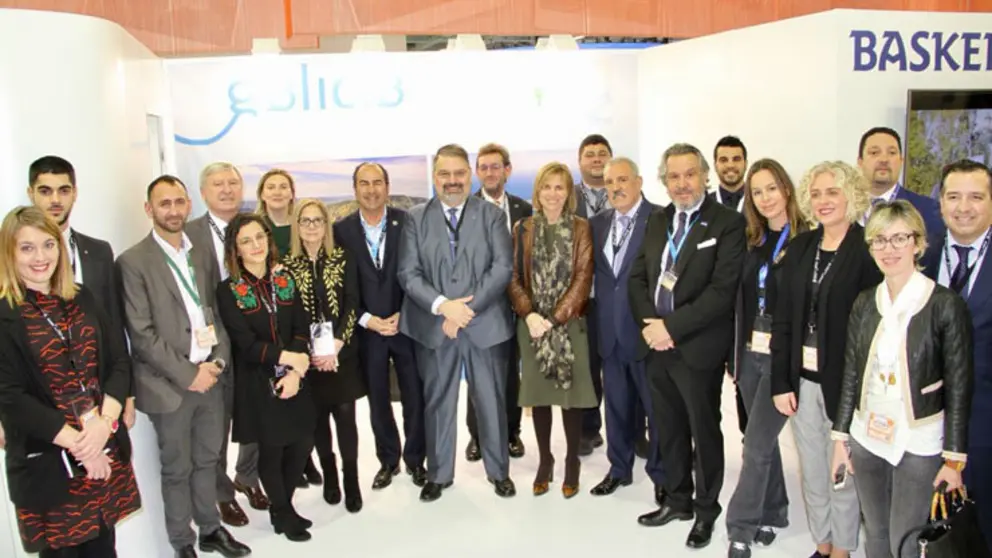 Delegaci&oacute;n de empresarios gallegos, junto al presidente del Cl&uacute;ster Turismo de Galicia y la directora de la Axencia Galega de Turismo (centro) que acuden a ITB Berl&iacute;n.