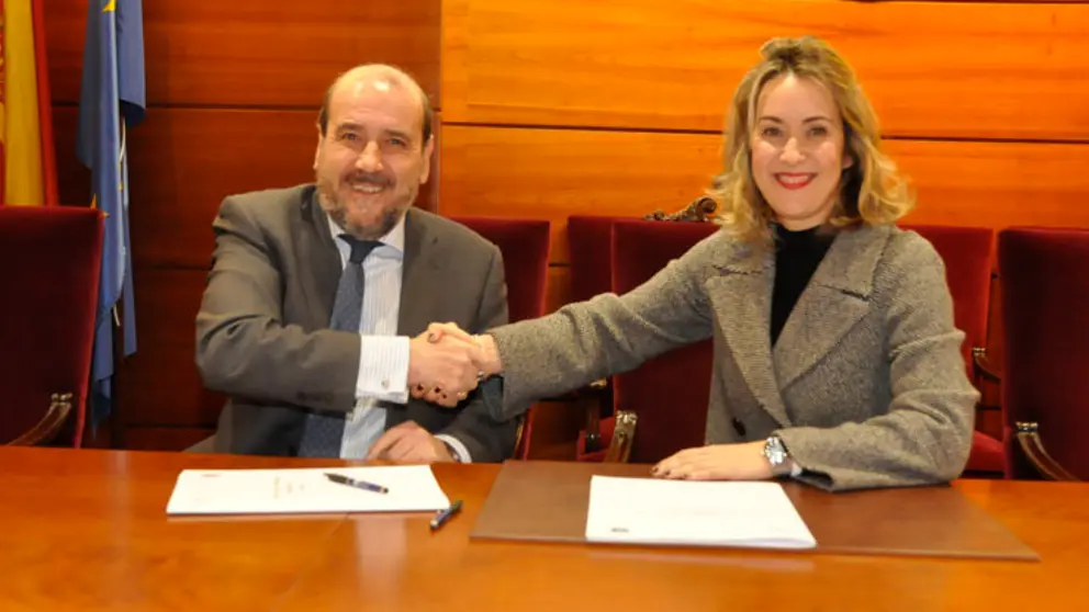 El decano del Colegio de Abogados de A Coru&ntilde;a, Augusto Jos&eacute; Perez-Cepeda Vila y la directora de Arquia Banca en A Coru&ntilde;a, Susana G&oacute;mez Santos.