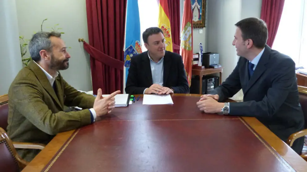 Pedro Calaza, Valent&iacute;n Gonz&aacute;lez y Oriol Sarmiento, en la reuni&oacute;n.