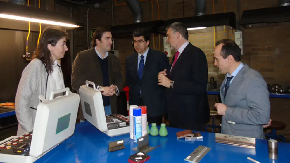 El director xeral de Orientaci&oacute;n e Promoci&oacute;n Laboral junto a directivos de AIMEN en los talleres del centro tecnol&oacute;gico.