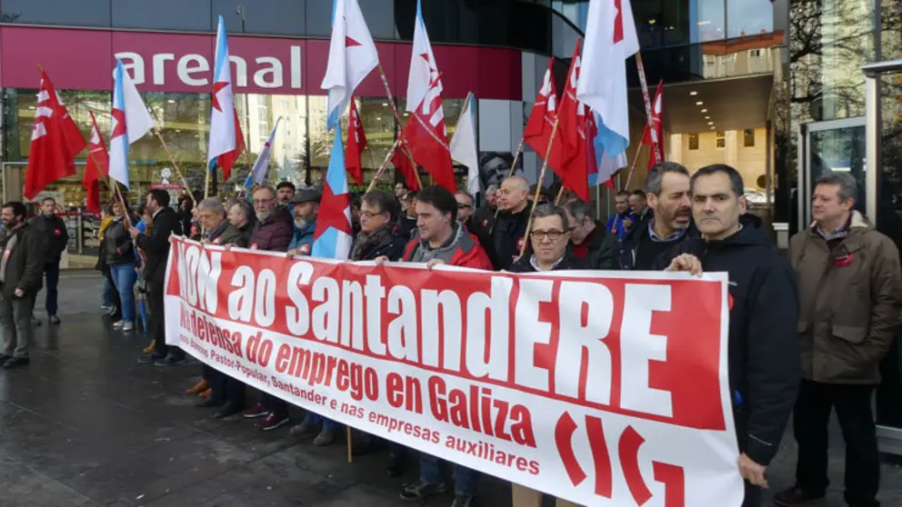 Protesta da CIG fronte ao SMAC da Coru&ntilde;a pola externalizaci&oacute;n do CPD de Orillamar.