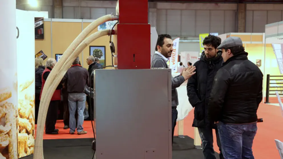 Un stand de una empresa del sector de la biomasa en la primera edici&oacute;n de la Feira da Enerx&iacute;a de Galicia.