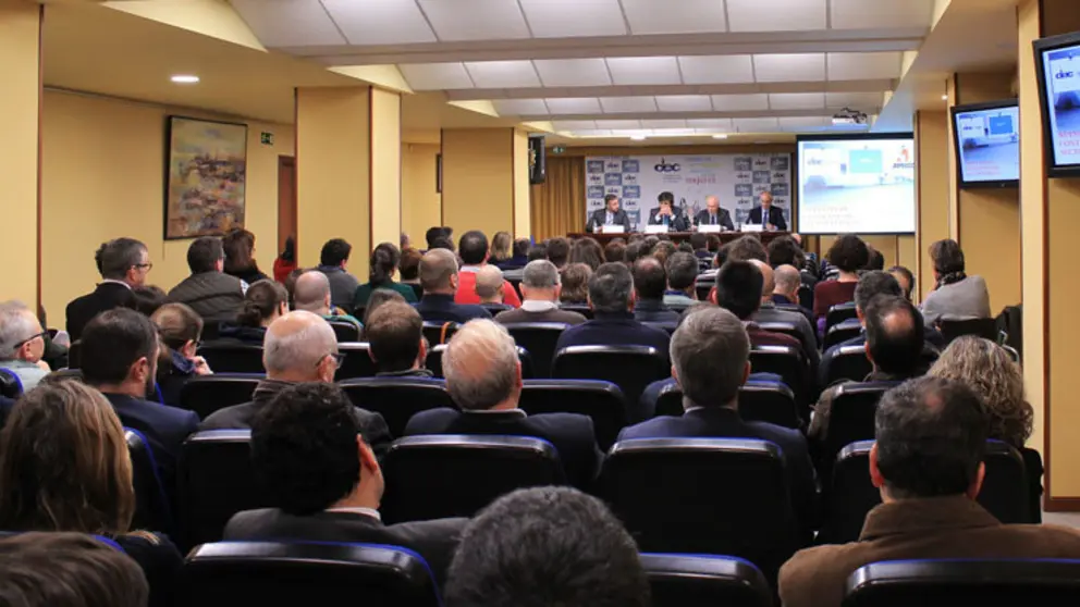 Asistentes a la jornada sobre la nueva Ley de Contratos del Sector P&uacute;blico en la Confederaci&oacute;n de Empresarios de A Coru&ntilde;a.