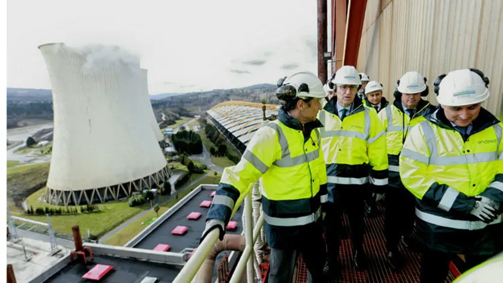 El presidente de la Xunta y directivos de Endesa en una visita en 2018 a la central de As Pontes.