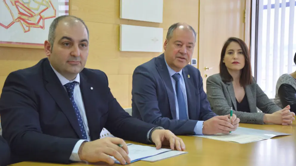 El director de Bah&iacute;a Software, Mart&iacute;n G&oacute;mez y el rector Salustiano Mato firmaron el convenio para la creaci&oacute;n de la c&aacute;tedra./DUVI.