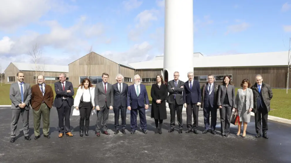 Autoridades y directivos de Norvento en la presentaci&oacute;n p&uacute;blica del Centro de Innovaci&oacute;n Norvento Enerx&iacute;a, en Lugo.