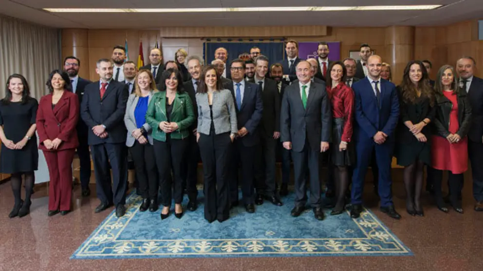 lumnos de la segunda promoci&oacute;n graduados, junto con profesores y presidencia del acto.