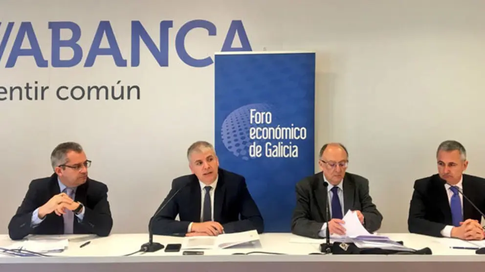 Patricio S&aacute;nchez, Santiago Lago, Fernando Gonz&aacute;lez Laxe y Jos&eacute; Armesto en la presentaci&oacute;n de lnforme de Coyuntura Econ&oacute;mica en Santiago.