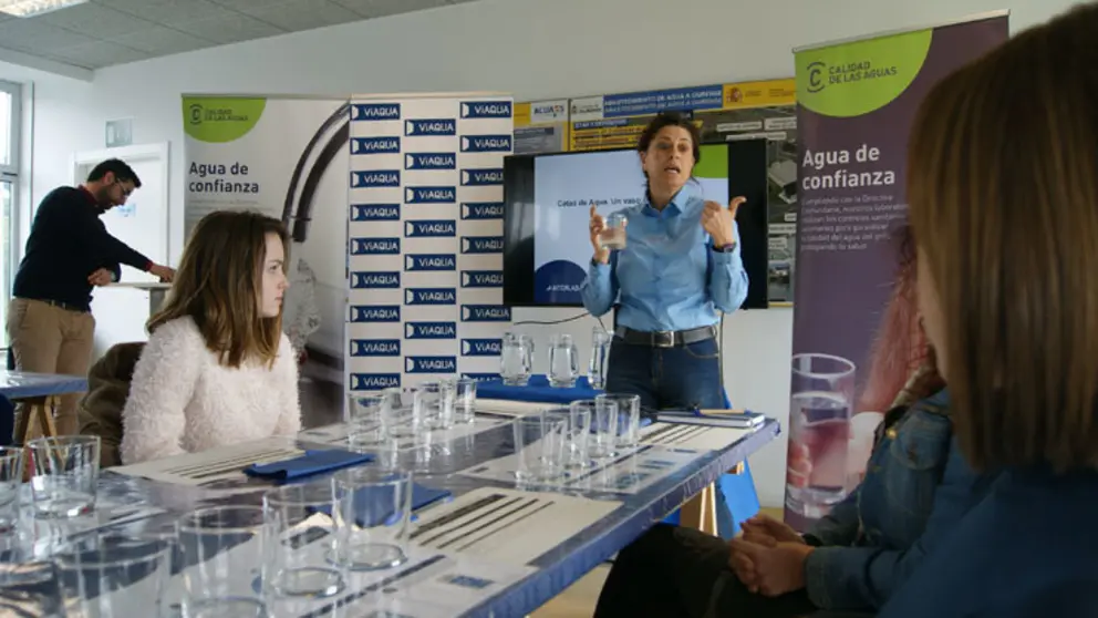 La experta Rosa Mart&iacute;nez gui&oacute; la cata de aguas organizada por Viaqua en Ourense./P.L.