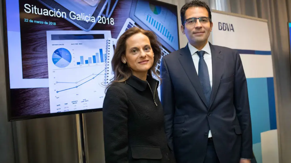 Yolanda Mart&iacute;nez, directora territorial de BBVA, y Miguel Cardoso, economista jefe de BB VA Research, en la presentaci&oacute;n del informe en Vigo.