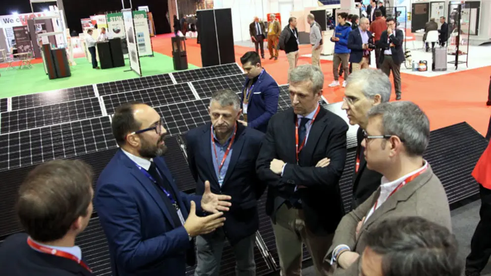 El vicepresidente de la Xunta y el conselleiro de Econom&iacute;a, Emprego e Industria (4&ordm; y 5&ordm; por la izq.) en uno de los stands de la II Feira da Enerx&iacute;a de Galicia.