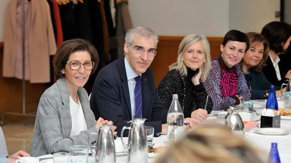 La presidenta de Executivas, Carla Reyes, el conselleiro Francisco Conde, la secretaria xeral de Emprego, Covadonga Toca, y otras socias de Executivas, en el networking celebrado en A Coru&ntilde;a./M.FUENTES.
