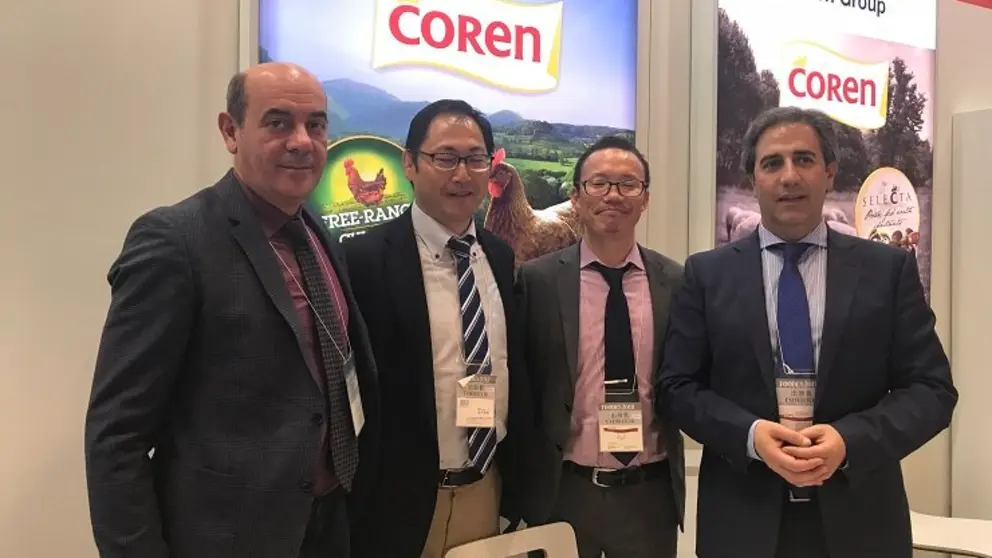 Representantes de Coren en su stand en Foodex Jap&oacute;n.