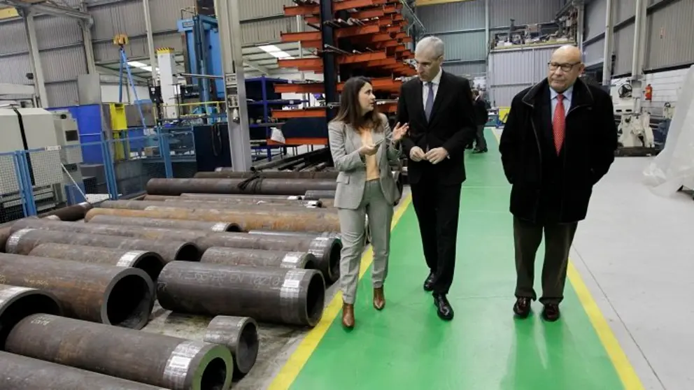 El conselleiro Francisco Conde (centro) en la f&aacute;brica de As Pontes de Acebr&oacute;n Group.