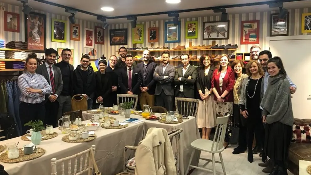 Miembros de AJE Ourense con Clemente Cebri&aacute;n en la tienda El Ganso de la capital ourensana.