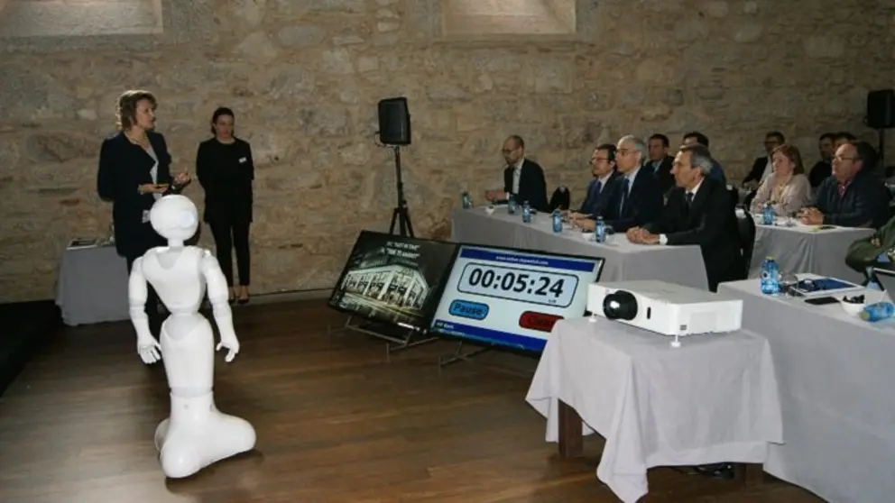 Blanca Losada, directora de Ingenier&iacute;a e Innovaci&oacute;n Tecnol&oacute;gica de Gas Natural Fenosa, con el robot Pepe./P.L.