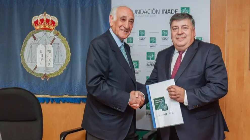 Gregorio Contreras Zurro, director de Comunicaci&oacute;n de INTERNATIONAL SOS, y Antonio Cobi&aacute;n Varela, presidente del Patronato de Fundaci&oacute;n Inade