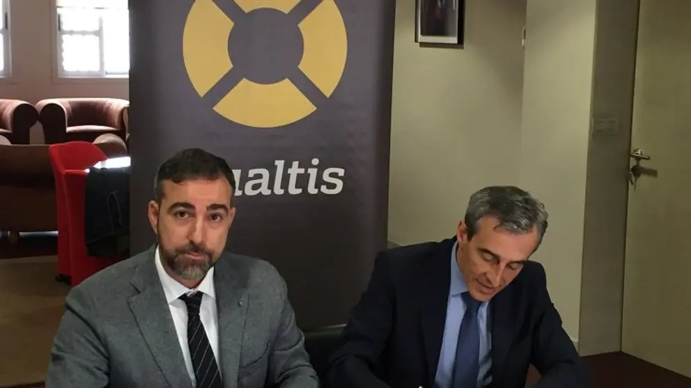 por el presidente de APECCO, Diego V&aacute;zquez Reino, y el director de la zona de A Coru&ntilde;a de Cualtis, Antonio Manuel Iglesias Zas.