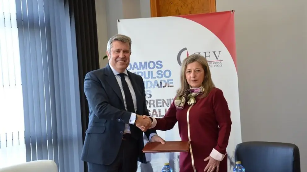 Javier Collado y Teresa Pedrosa firmaron los convenios entre Incyde y la Zona Franca de Vigo.