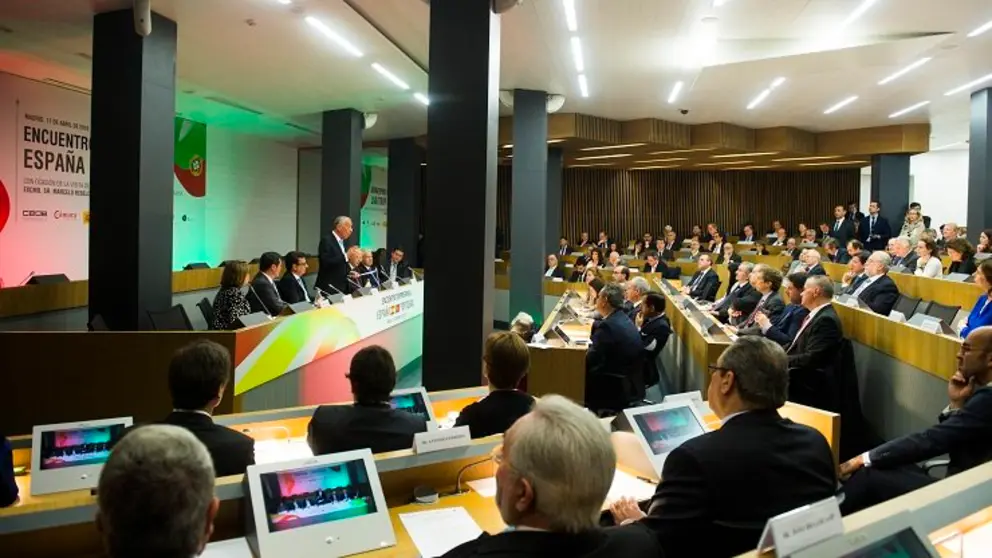 El presidente de la Rep&uacute;blica portuguesa, Marcelo Rebelo de Sousa (de pie) en el Encuentro Empresarial Espa&ntilde;a-Portugal organizado en CEOE.