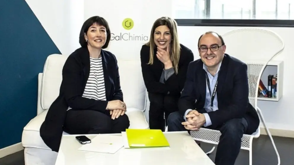 Carme Pamp&iacute;n y Jacobo Cruces, cofundadores de GalChimia, con Julie Masse, directora del centro de I D i en el PCB.