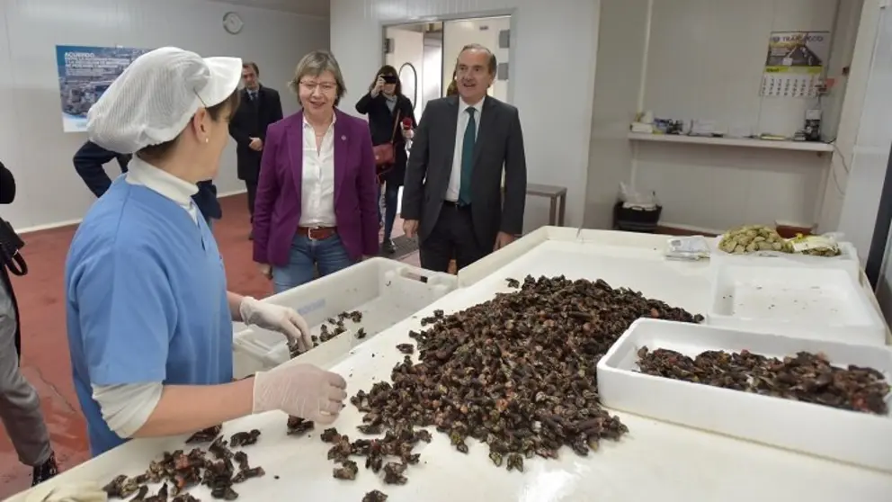 La conselleira Rosa Quintana y el presidente de la Autoridad Portuaria Enrique Losada en su visita a los locales del Puerto de A Coru&ntilde;a.