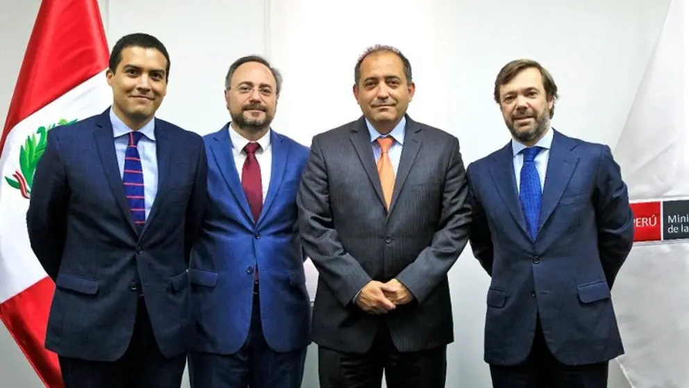 Reuni&oacute;n del director del &aacute;rea de Internacionalizaci&oacute;n del Igape, Augusto &Aacute;lvarez-Borr&aacute;s (der.) con miembros de Aclunaga con el ministro peruano de Producci&oacute;n, Daniel C&oacute;rdova (2&ordm; por la der.).