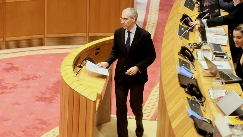 El conselleiro Francisco Conde en el Parlamento gallego.