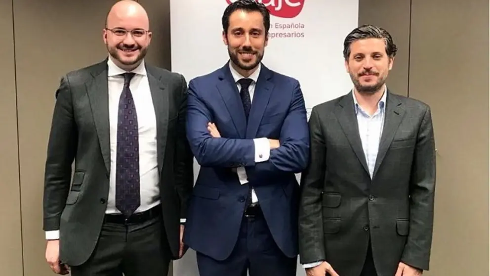 Lois Babarro (centro) con miembros del comit&eacute; ejecutivo de Ceaje.