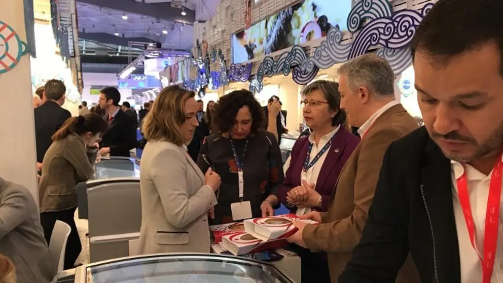 Rosa Quintana (centro) visit&oacute; a los expositores gallegos presentes en Seafood Bruselas.