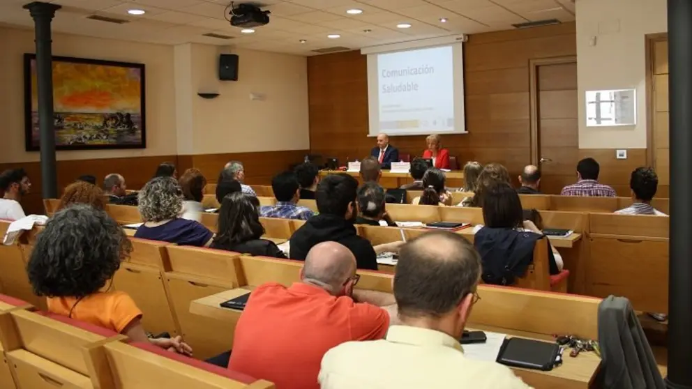 Asistentes a la jornada sobre "Comunicaci&oacute;n saludable" en la sede de la CEO.