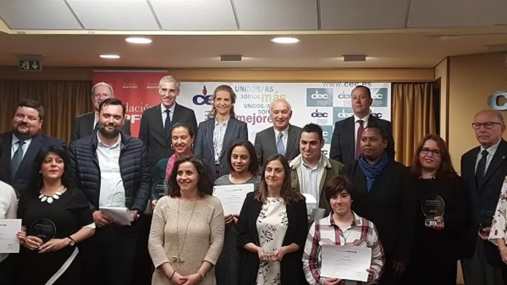 Representantes de las empresas y entidades distinguidas, junto a la Infanta Elena, directivos de Mapfre, el presidente de la CEC y el conselleiro de Econom&iacute;a.