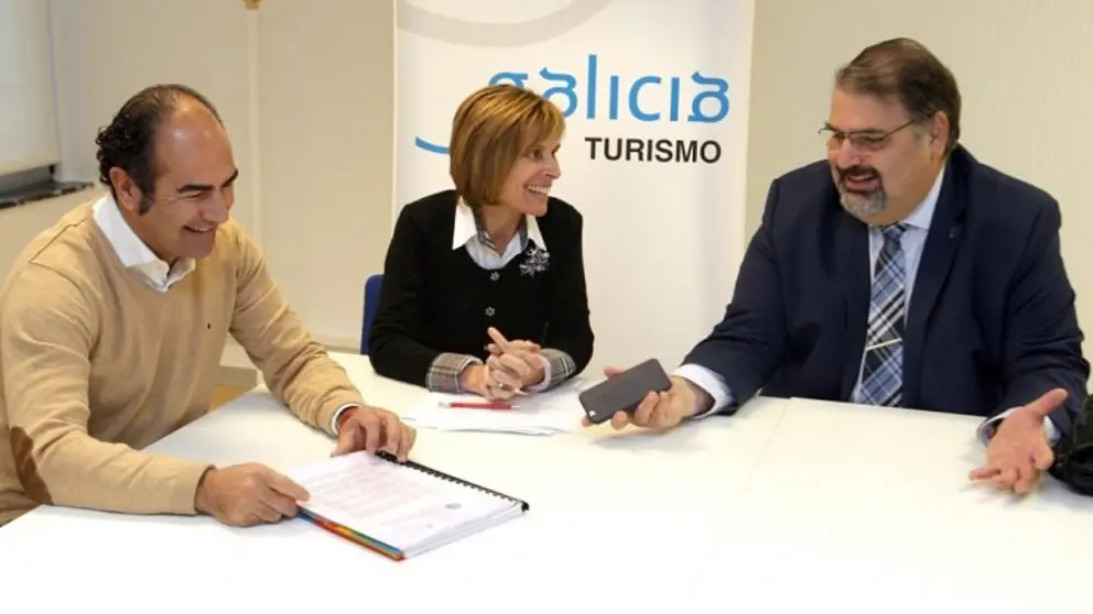 La directora de Turismo de Galicia, Nava Castro entre el secretario del Cl&uacute;ster, Ces&aacute;reo Pardal, y el presidente del Cl&uacute;ster, Francisco Gonz&aacute;lez.