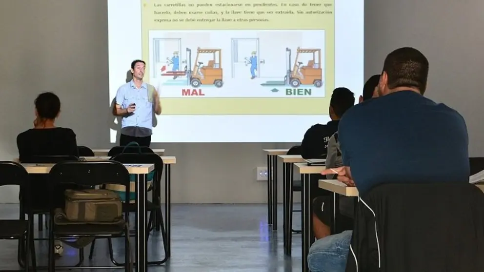 	Conc&eacute;dese &aacute;s empresas un bono formaci&oacute;n de 2000 euros para que poidan cualificar &aacute; carta aos traballadores e outro de 5000 euros para incentivar a contrataci&oacute;n.