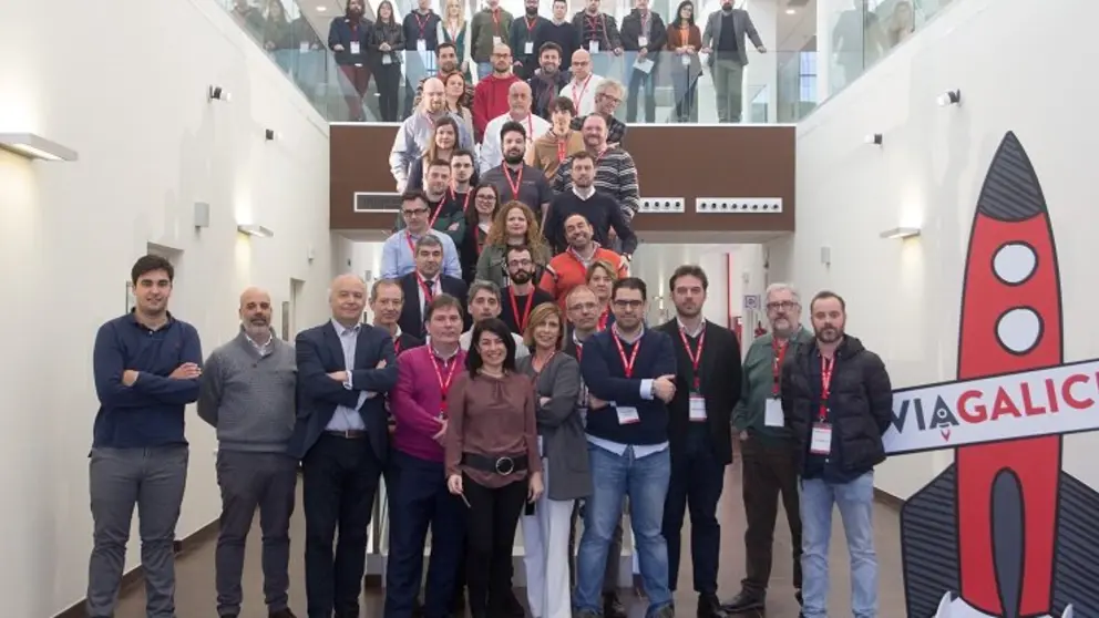 Emprendedores de los diecis&eacute;is proyectos seleccionados junto al equipo de tutores de ViaGalicia.