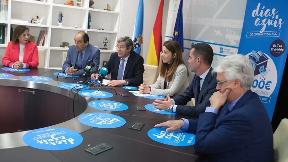 A directora xeral de Comercio e Consumo, Sol V&aacute;zquez Abeal, acompa&ntilde;ada do presidente da Federaci&oacute;n Galega de Comercio, Jos&eacute; Mar&iacute;a Seijas, e do director de Rede Comercial de Abanca, Gabriel Gonz&aacute;lez Eiroa, presenta en rolda de prensa a campa&ntilde;a D&iacute;as azuis do comercio galego.
