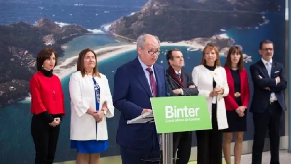 El presidente de Binter y el resto de autoridades en el acto de inauguraci&oacute;n de la l&iacute;nea Vigo-Gran Canarias en el aeropuerto de Peinador.