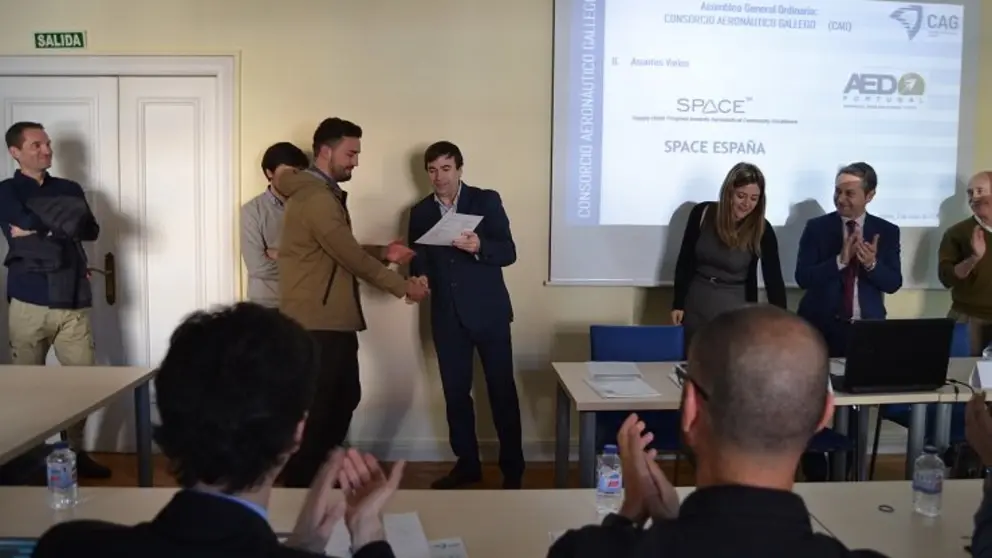 Entrega de los diplomas del Curso de Estructuras y Materiales Aeron&aacute;uticos impartido por el CAG.
