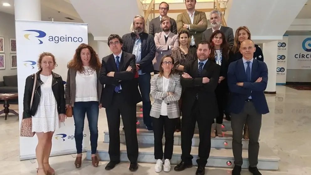 Asociados de Ageinco con la conselleira de Infraestructuras, Ethel V&aacute;zquez (centro).