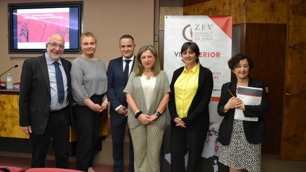 Foto (de izquierda a derecha): Haim Gil-Ad (Co-fundador y director general de NovelluxDX), Piret Hirv (Health Tech Manager, Parque Tecnol&oacute;gico de Tallin, Technopol),&nbsp; Alberto Borrego (Responsable de Internacionalizaci&oacute;n del Cluster Sa&uacute;de), Teresa Pedrosa (Delegada del Estado en el CZFV), Gisela Garc&iacute;a &Aacute;lvarez (Gerente del Cluster Sa&uacute;de de Galicia CSG) y D&eacute;bora Ramonde (Directora del Dpto. Zona Franca y Explotaci&oacute;n Inmbiliaria.