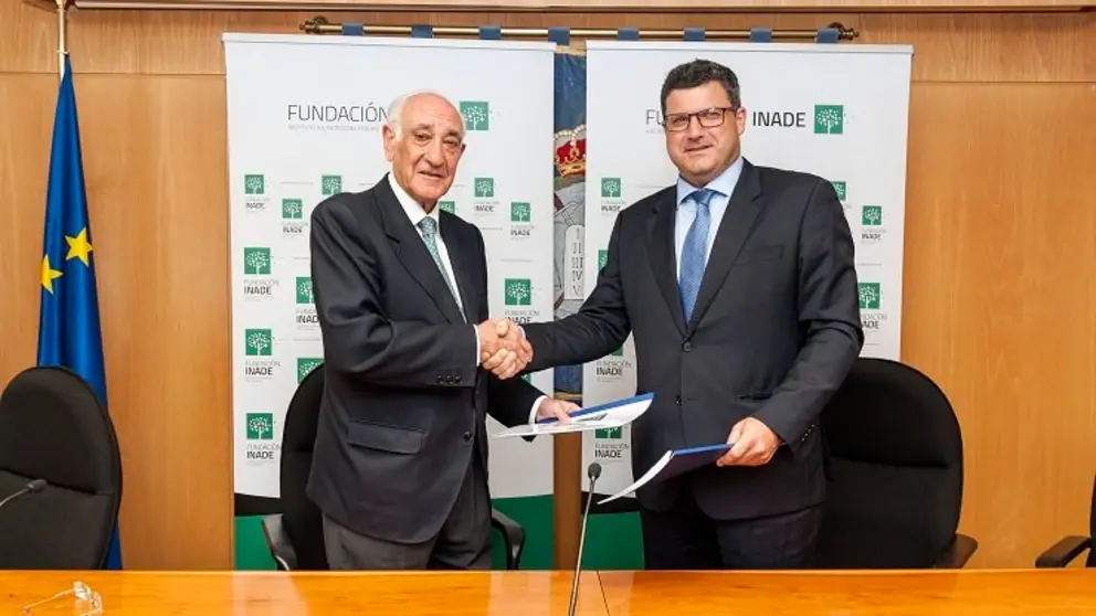 Ant&oacute;n Cobi&aacute;n y Javier Fern&aacute;ndez durante la firma.