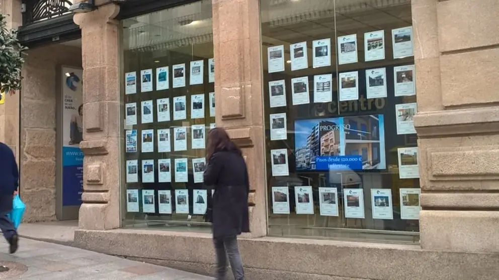 Anuncios en una inmobiliaria.