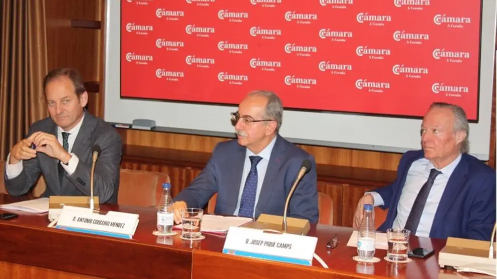 El director del Igape, Juan Cividanes; el presidente de la C&aacute;mara de A Coru&ntilde;a, Antonio Couceiro; y el exministro Josep Piqu&eacute;.