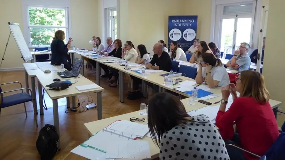Asistentes al curso de "Redacci&oacute;n de contratos internacionales" en la sede de Vigo de Asime.