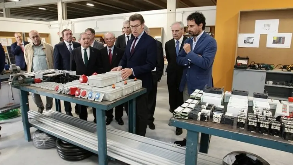 El presidente de la Xunta y resto de autoridades en las instalaciones del nuevo Centro de Formaci&oacute;n de la Fundaci&oacute;n Laboral de la Construcci&oacute;n.